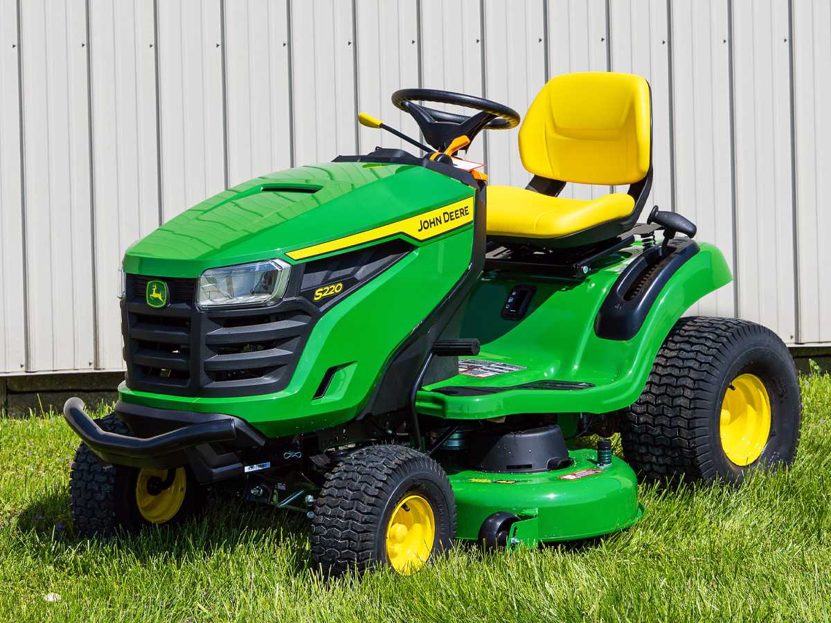 John Deere S220 Lawn Tractor