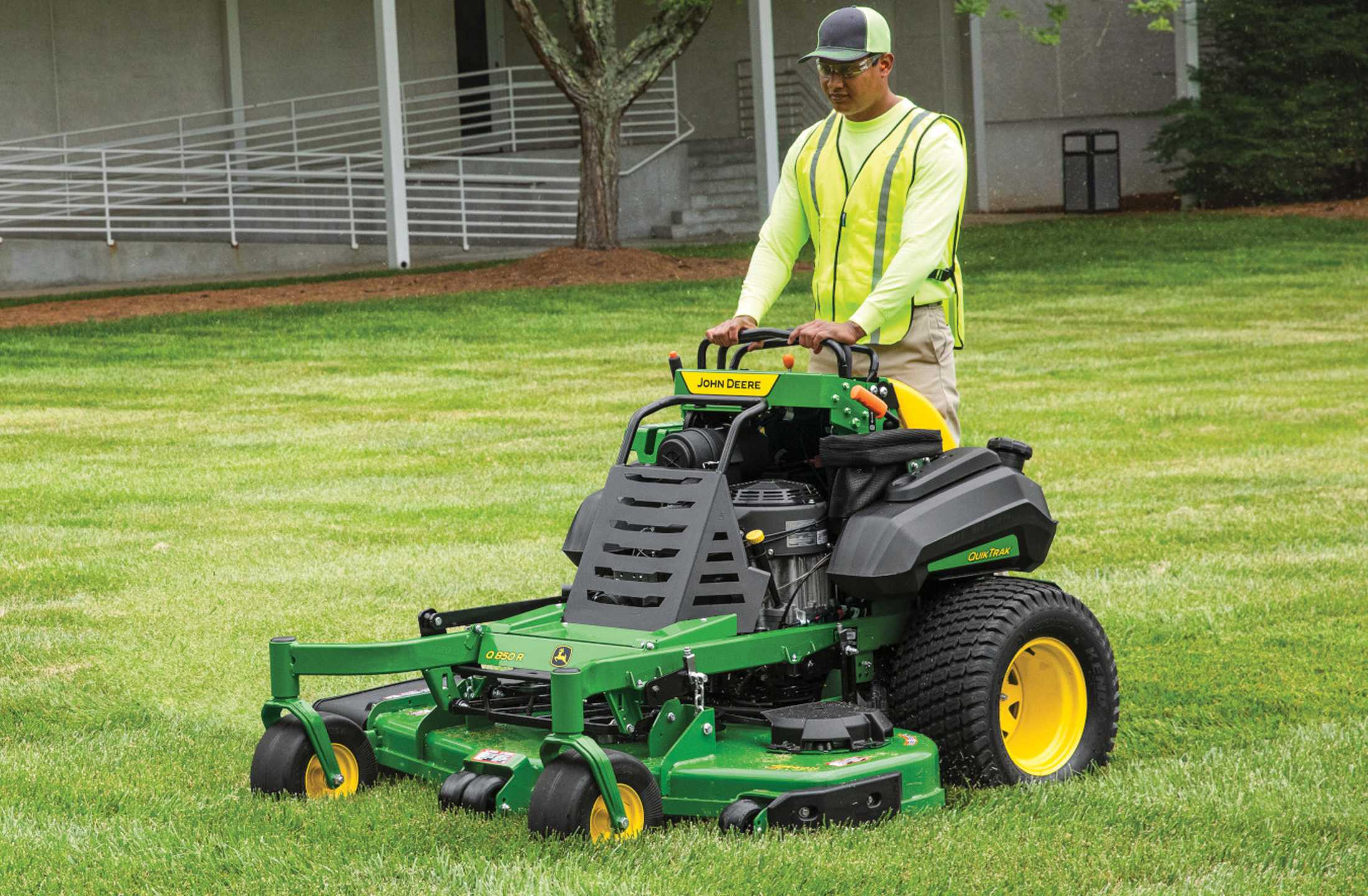 John Deere S220 Lawn Tractor
